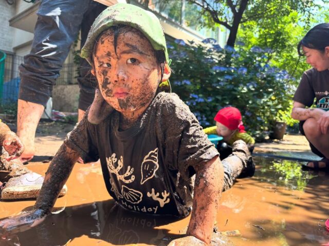 🌈『身体を汚して心を洗う』ダイナミックに泥んこ遊びが今週から始まっています！！！沢山遊んで、沢山食べてぐーーっすり寝る幸せな生活です😊✨
