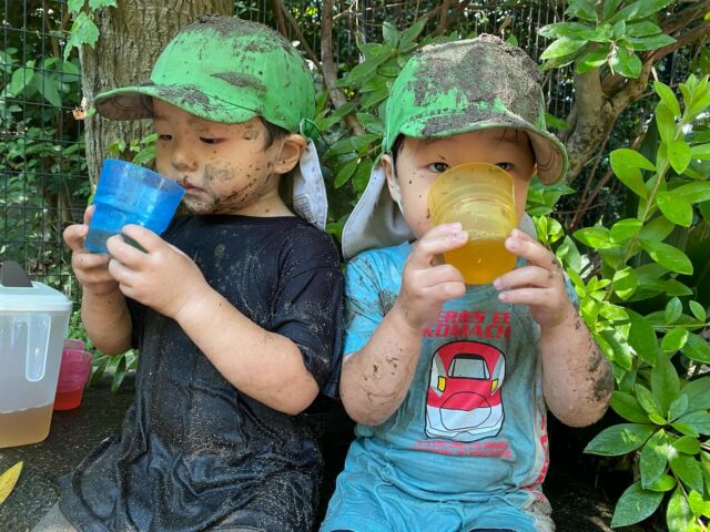 🌈熱中症が心配されるほど、今週は気温が高いですね☀️園では暑さ指数を測るWBGT測定器を園庭につけたり日影で遊ぶよう促したり、水を浴びて体温を下げたりするなどの配慮をしています。また熱中症対策の為、こまめな水分補給と梅ジュースの中に塩とお酢を少し入れて塩分摂取をしました！子どもたちは梅ジュースを飲むのが大好きなので職員が準備している姿を見ると「やった〜！」と言って集まってきます🌈