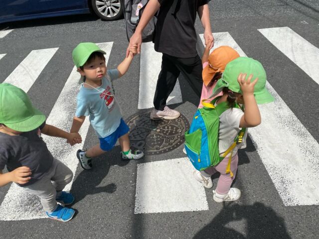 🌈明日の給食のパンを買いに近くのまいばすけっとへ行きました。目的の商品の場所までまっすぐ進み「パンあったー」と手に取ってレジまで持っていきます。店員さんとのやりとりやお金のやりとりを楽しみながら学んでくれたらと思っています。