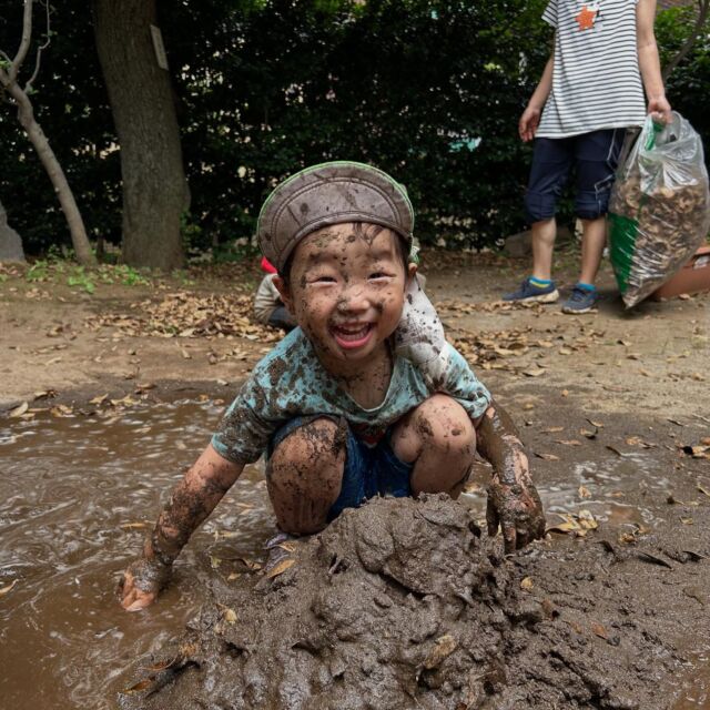 🌈泥んこ楽しいなぁー❤️❤️子ども達の遊び方も変わってきてよりダイナミックになってきていますよ😊✨