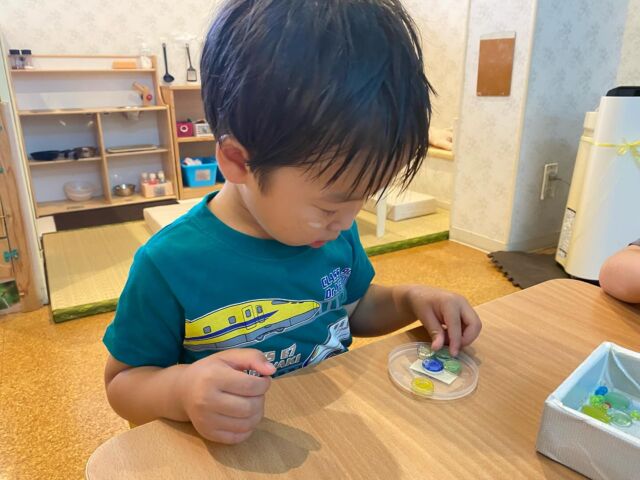 🌈めろん組(２歳児)はサンキャッチャー作りをしました。「キラキラで綺麗だね」「どれにしようかな〜」と選びながらおはじきやビーズを入れていきます。最後に洗濯糊をかけて乾いたら完成です✨毎日「乾いたかな？」と気にして様子を見る子ども達です😊❤️
